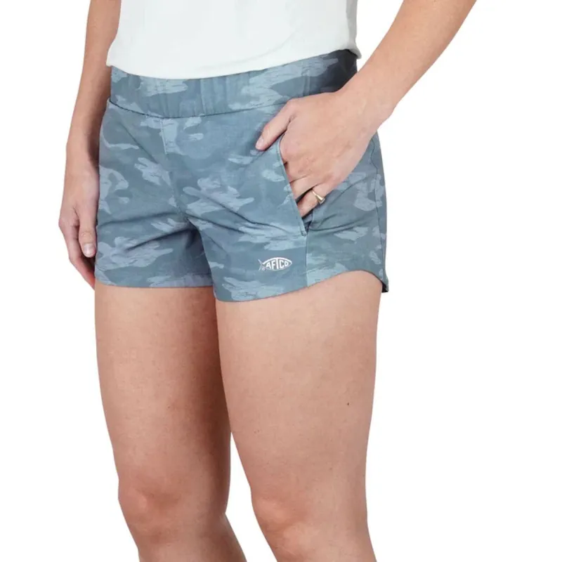 Aftco Women‘s Impact Camo 3” Fishing Shorts - Light Gray Blur Camo